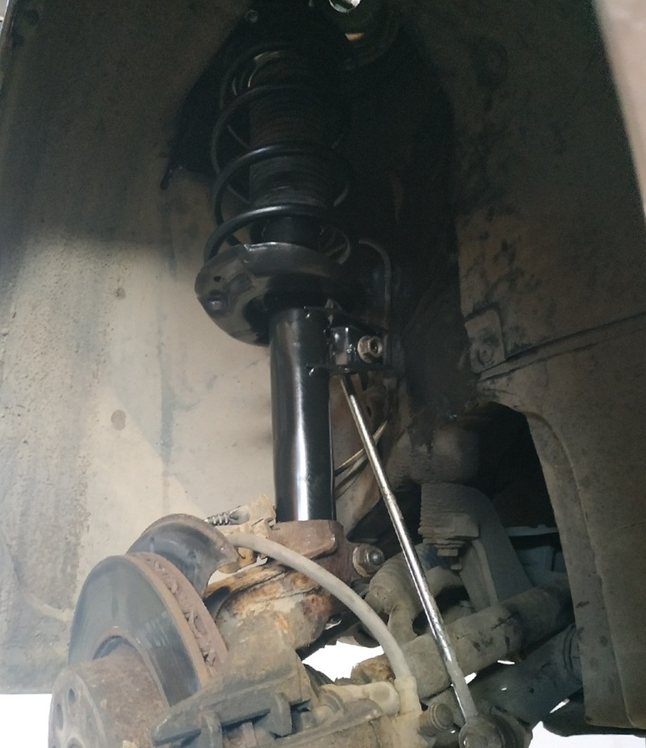 Замена переднего амортизатора Фольксваген Гольф Плюс