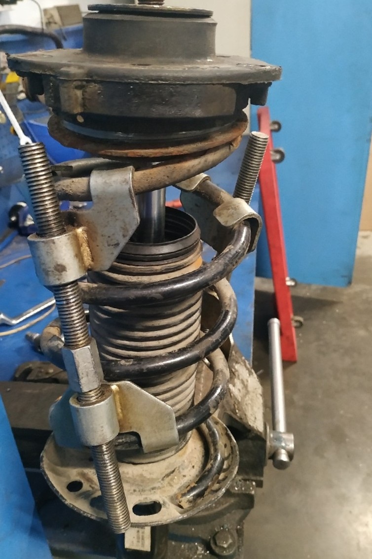 Замена передних пружин Фольксваген Гольф Плюс