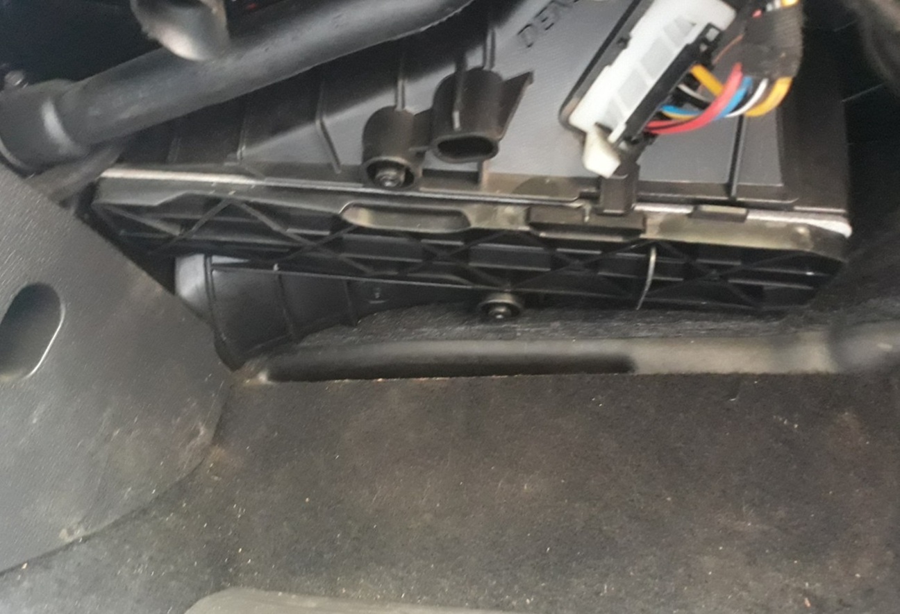 Замена салонного фильтра Фольксваген Гольф Плюс