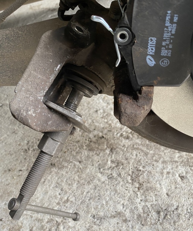 Замена тормозных колодок Фольксваген Гольф Плюс