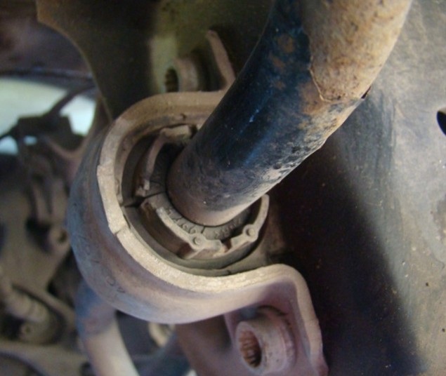Замена втулок стабилизатора Фольксваген Гольф Плюс в задней подвеске