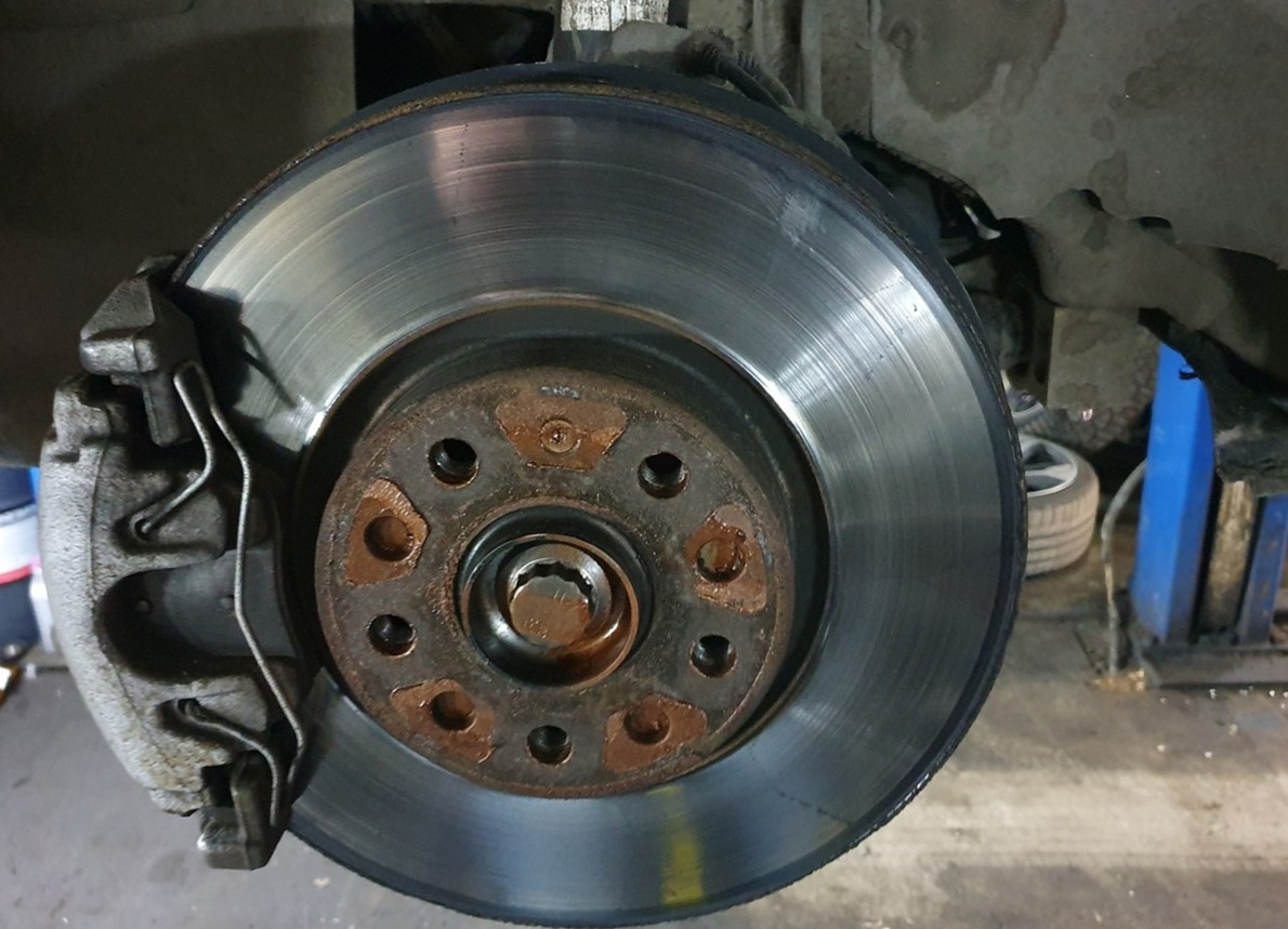 Замена тормозных колодок Фольксваген Пассат СС