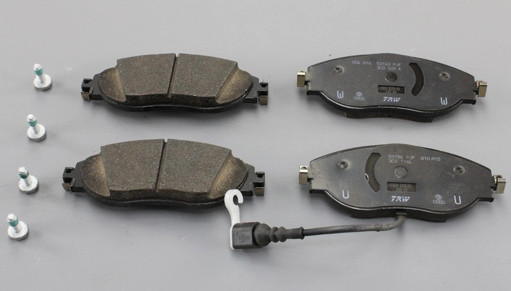 Комплект новых передних колодок