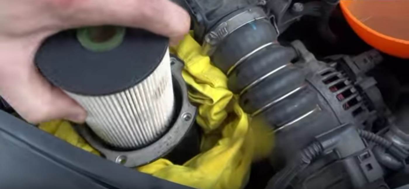 извлекаем старый топливный фильтр Гольфа