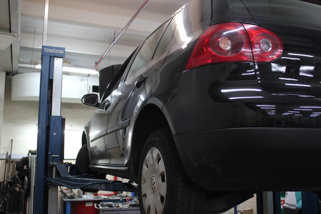 Фольксваген Гольф на подъемнике СТО