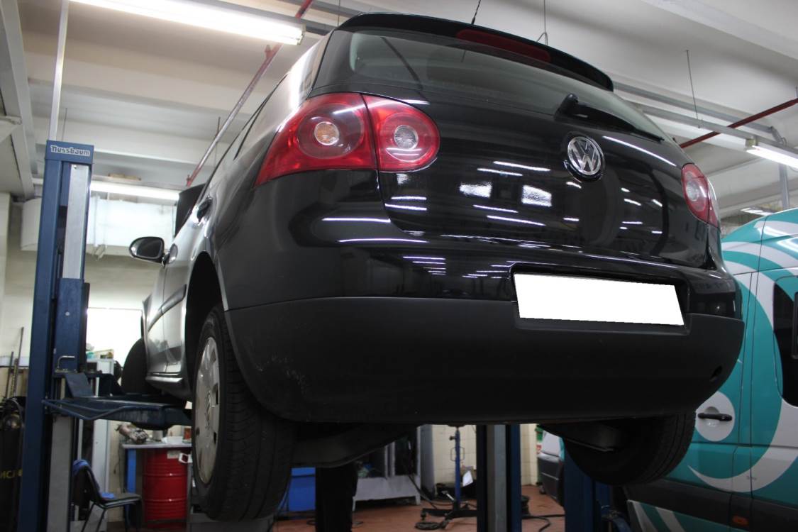 Фольксваген Гольф на подъемнике