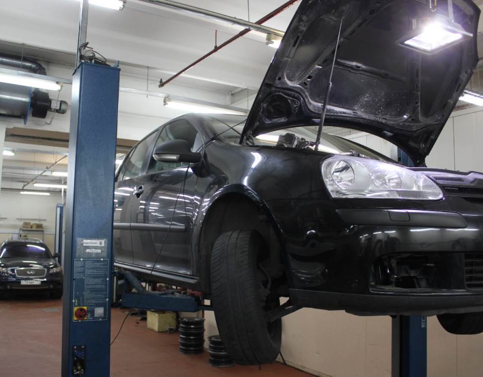 Фольксваген Гольф в ремзоне на подъемнике