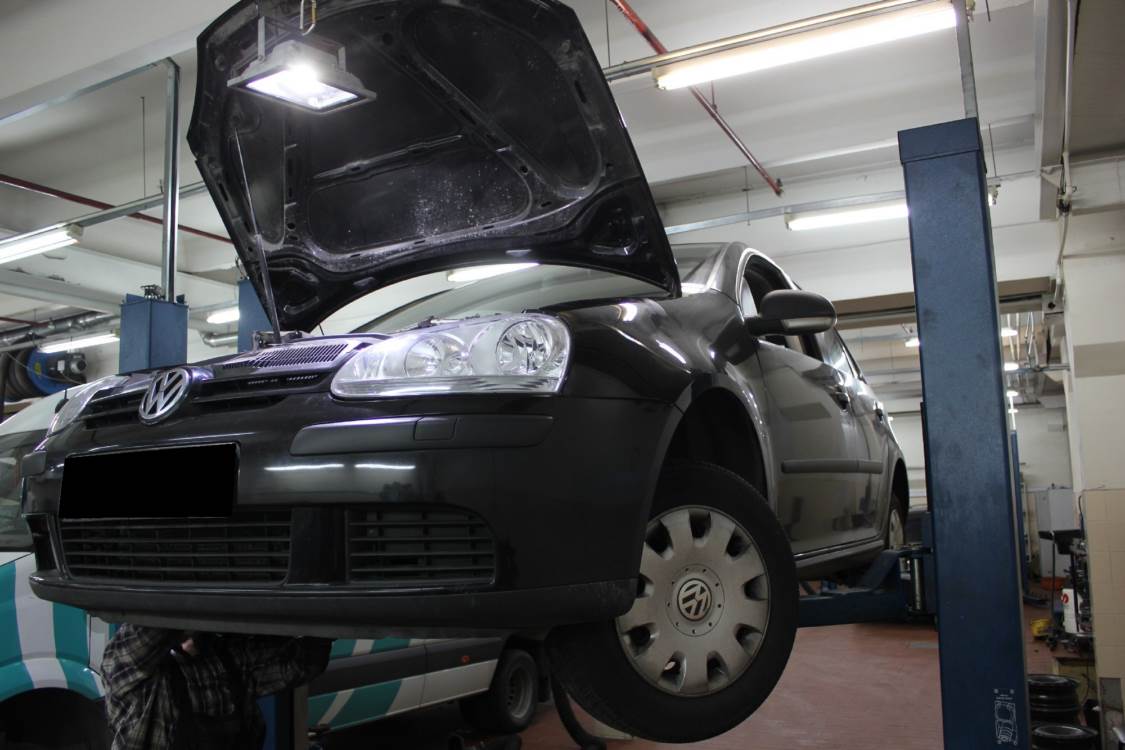 Фольксваген Гольф на подъемнике в СТО