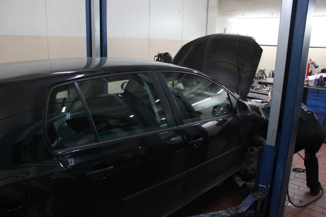 Фольксваген Гольф на подъемнике