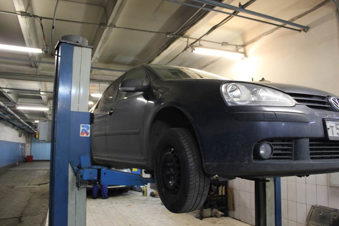 Фольксваген Гольф на подъемнике в сервисе