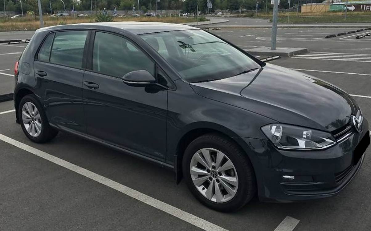Фольксваген Гольф на улице