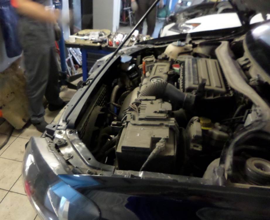 открытый капот Поло в сервисе