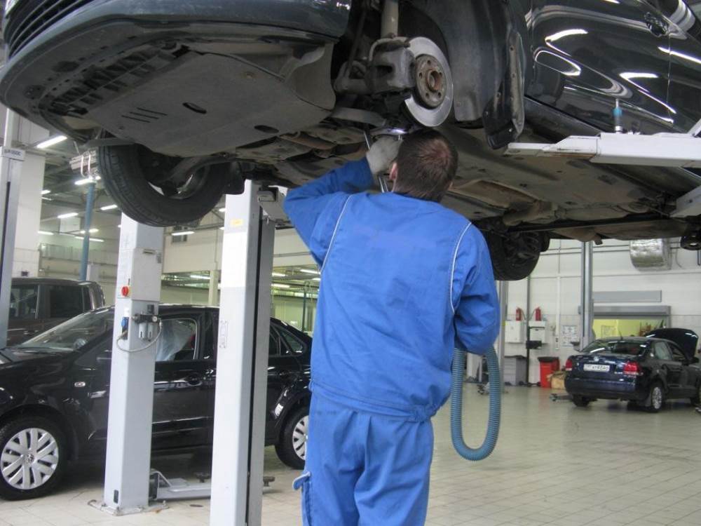Фольксваген Поло на подъемнике в техцентре