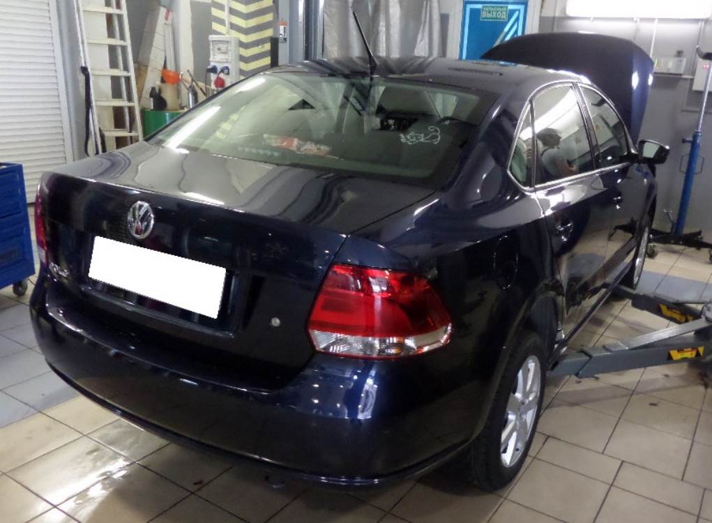 синий Фольксваген Поло