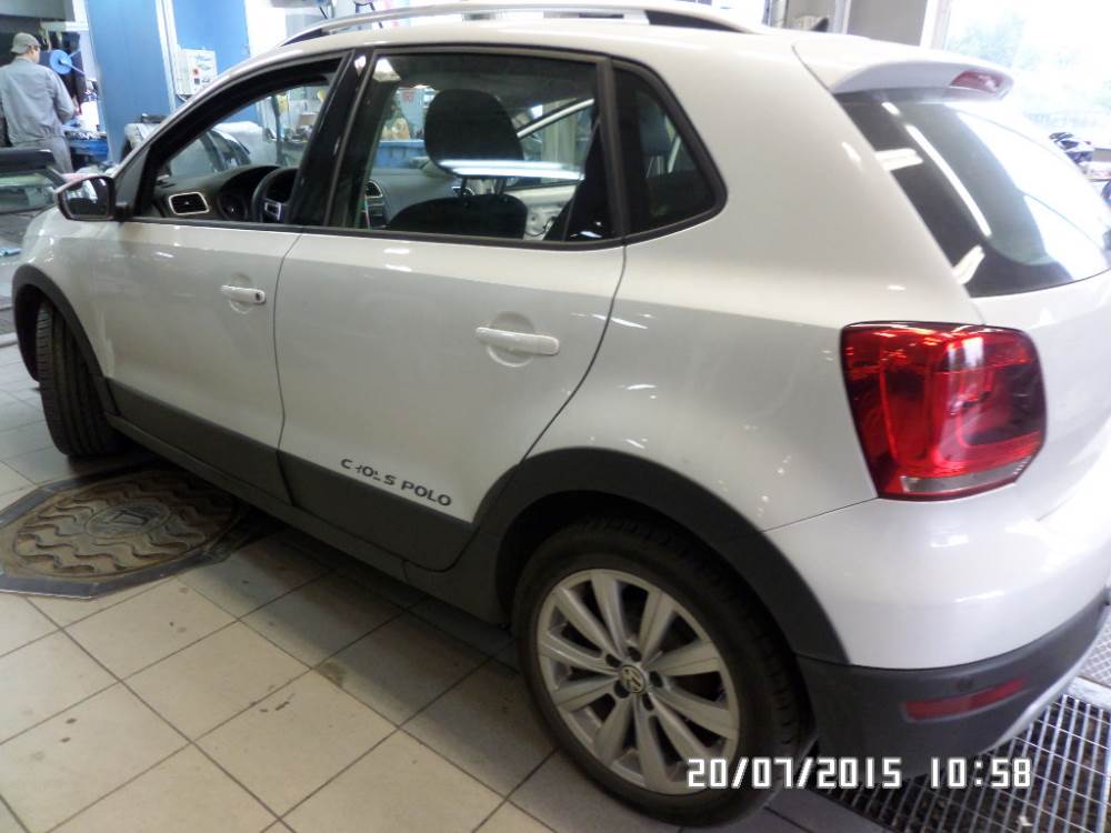 белый Поло на СТО