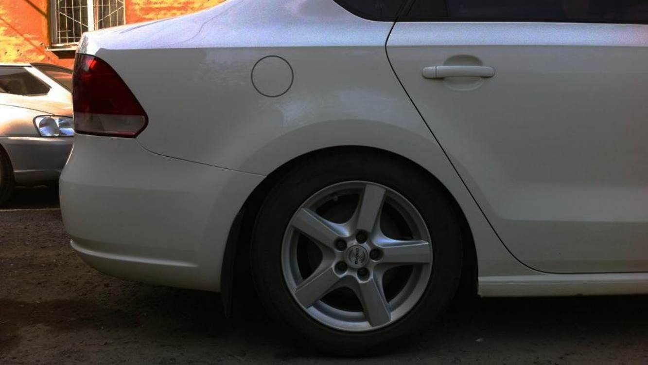 белый Поло сбоку