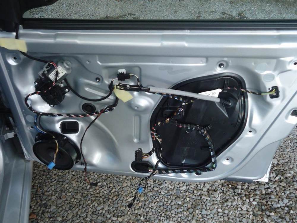 дверь Фольксвагена Поло без обшивки