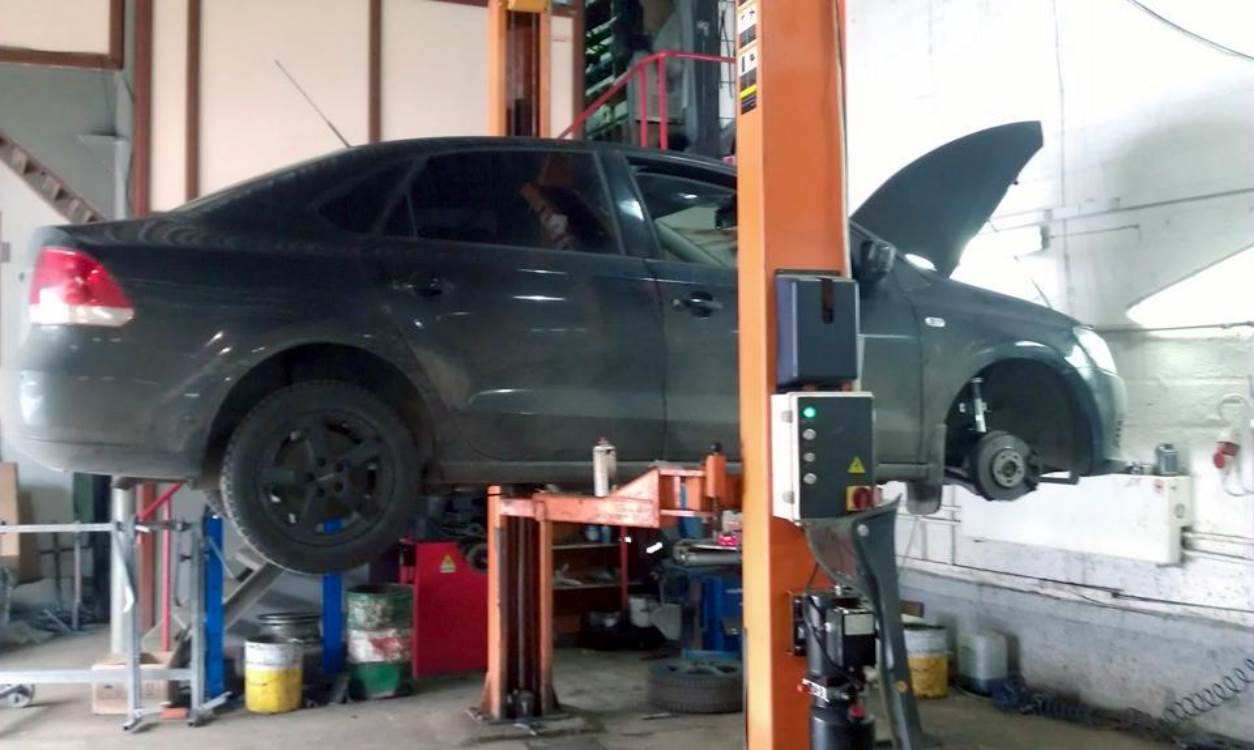 Фольксваген Поло на подъемнике