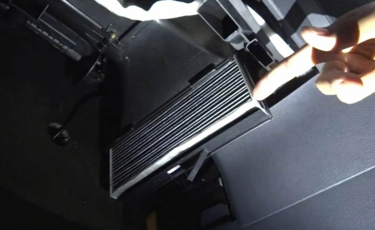 замена салонного фильтра