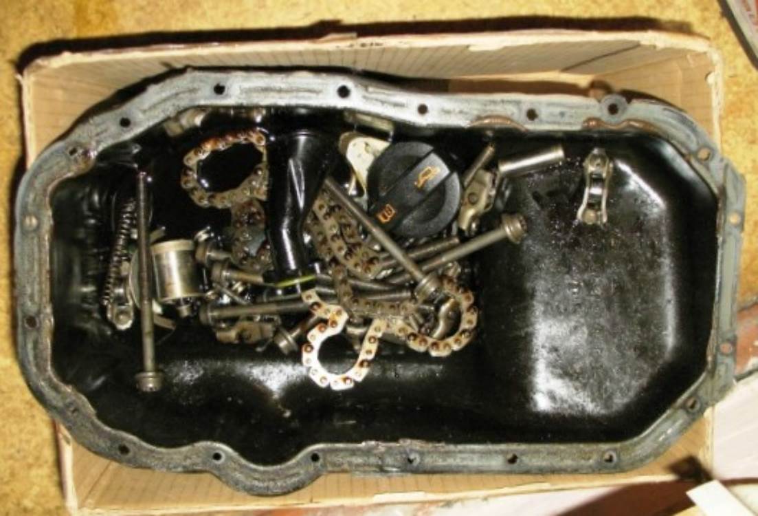 цепь ГРМ в поддоне двигателя