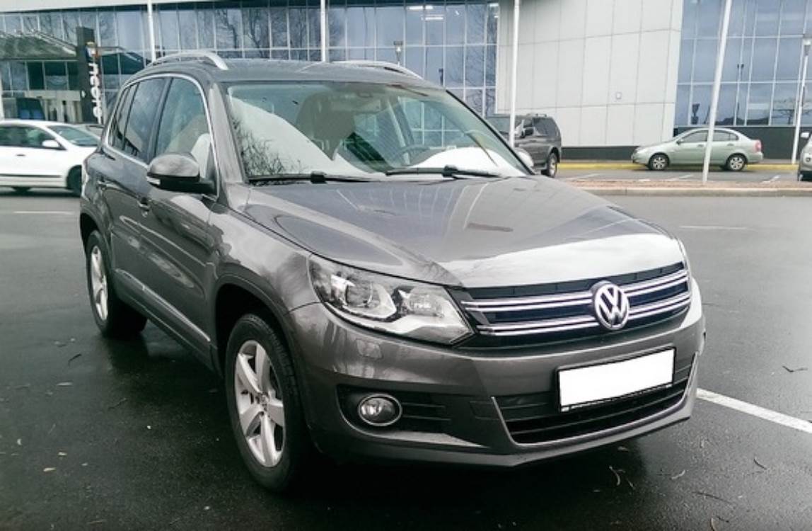 серый Фольксваген Тигуан