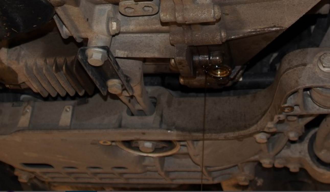 Тигуан на подъемнике вид снизу