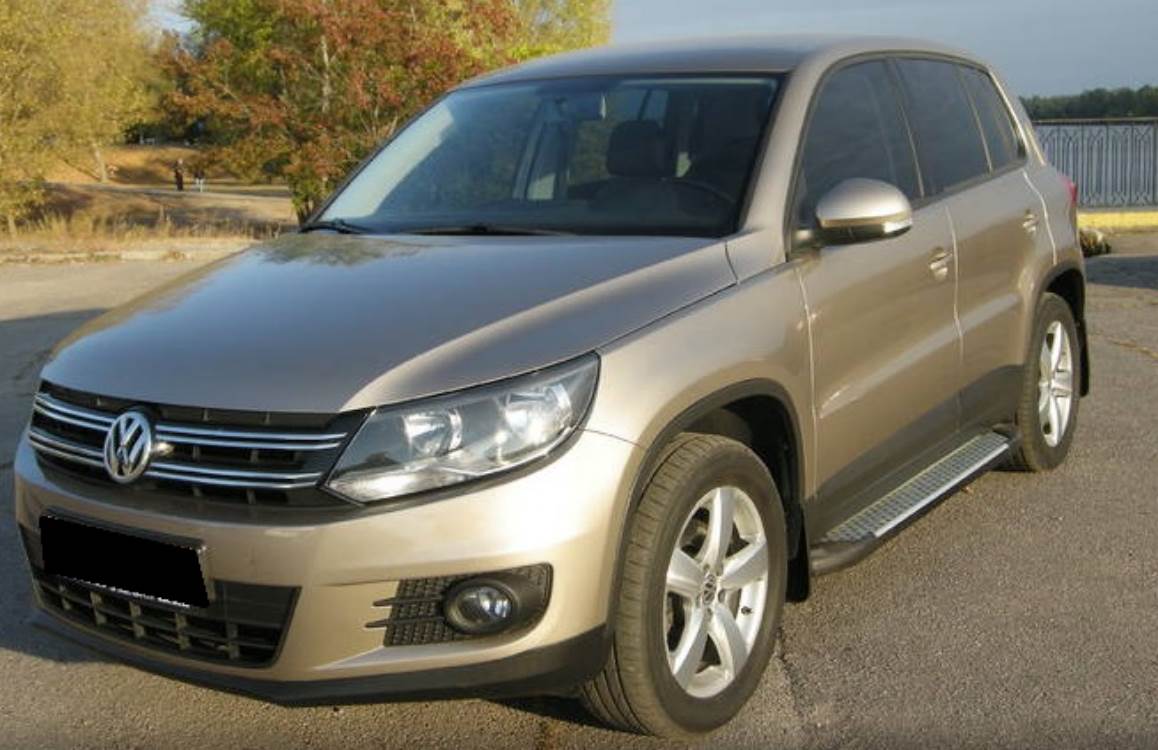 Фольксваген Тигуан спереди на улице