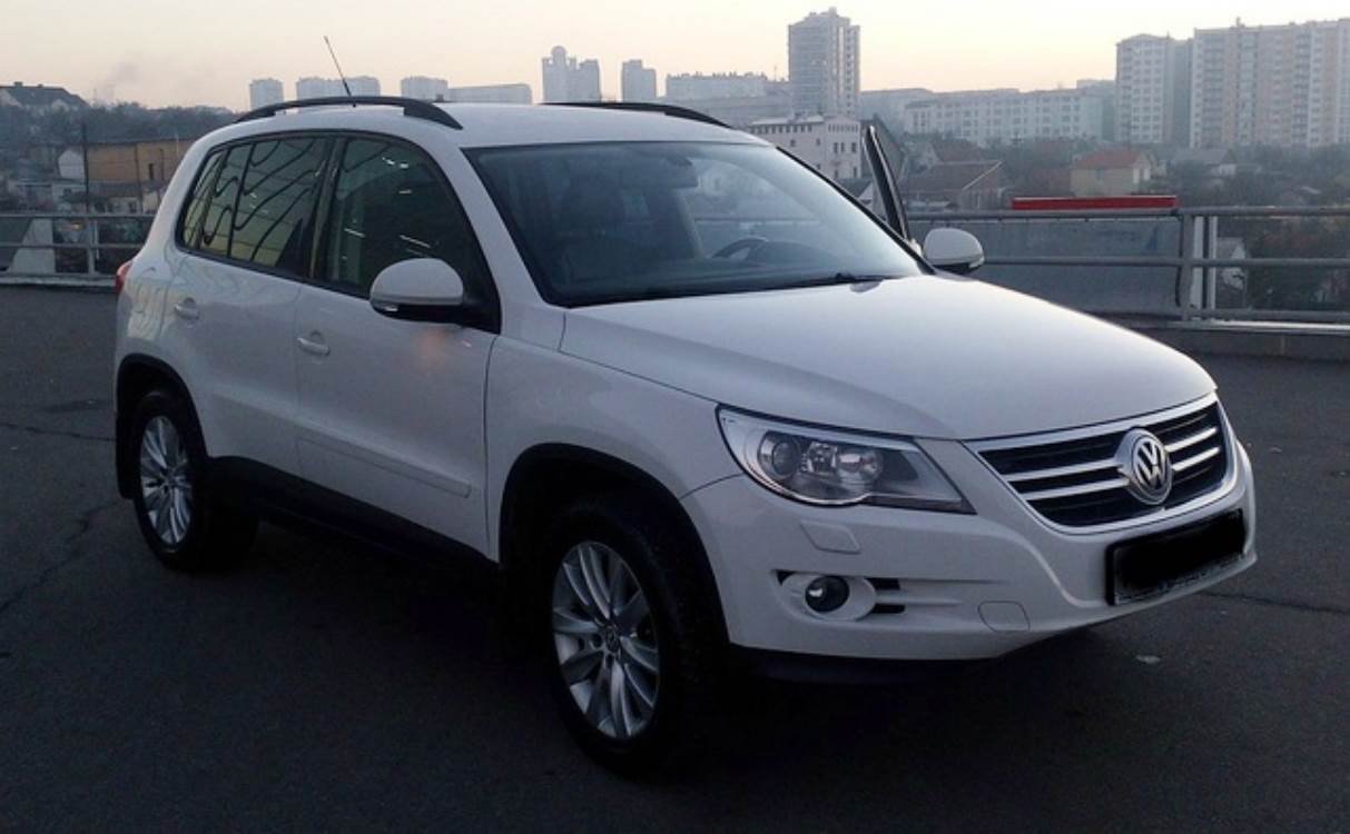 белый Фольксваген Тигуан на улице