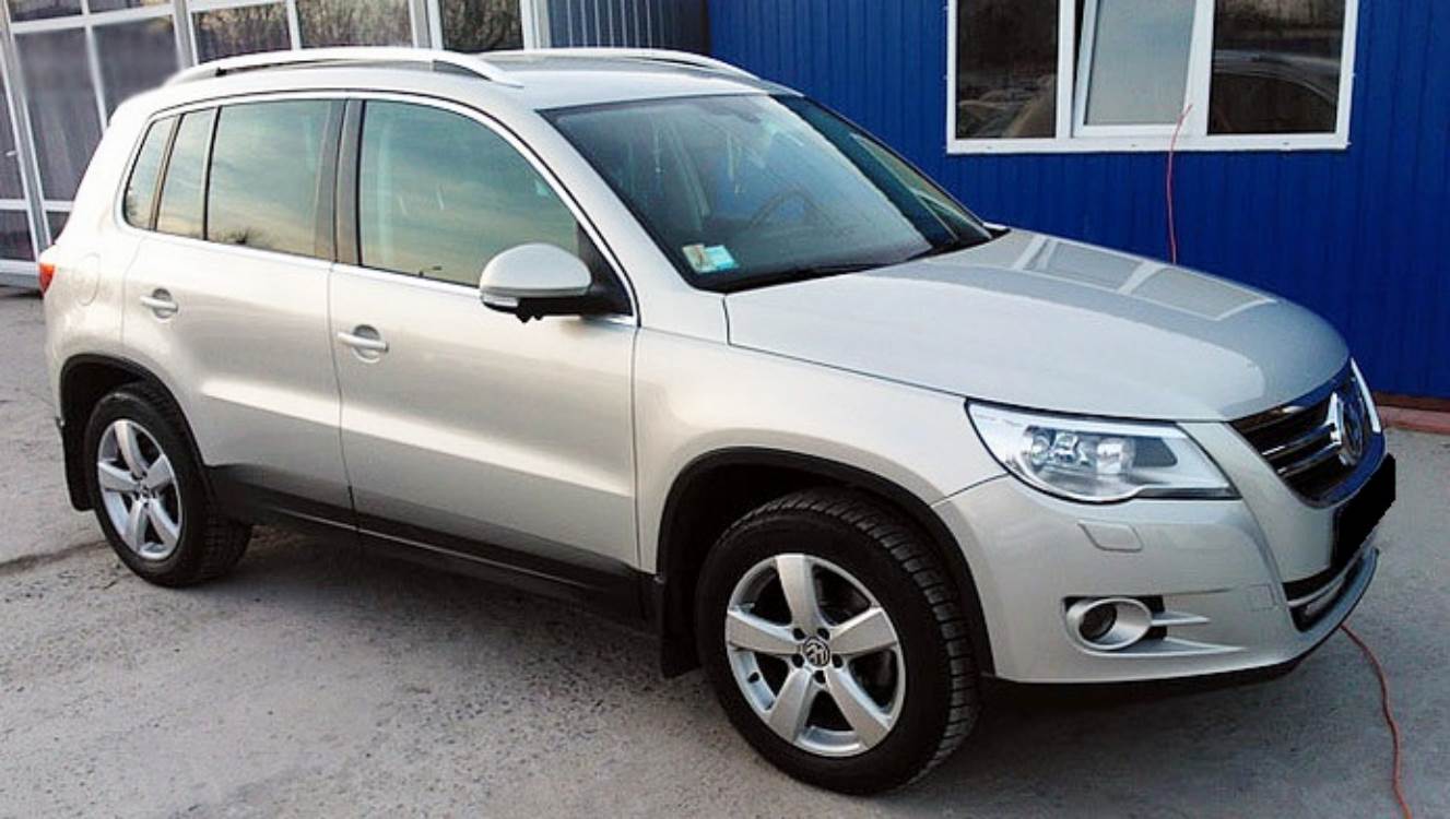 Фольксваген Тигуан на улице