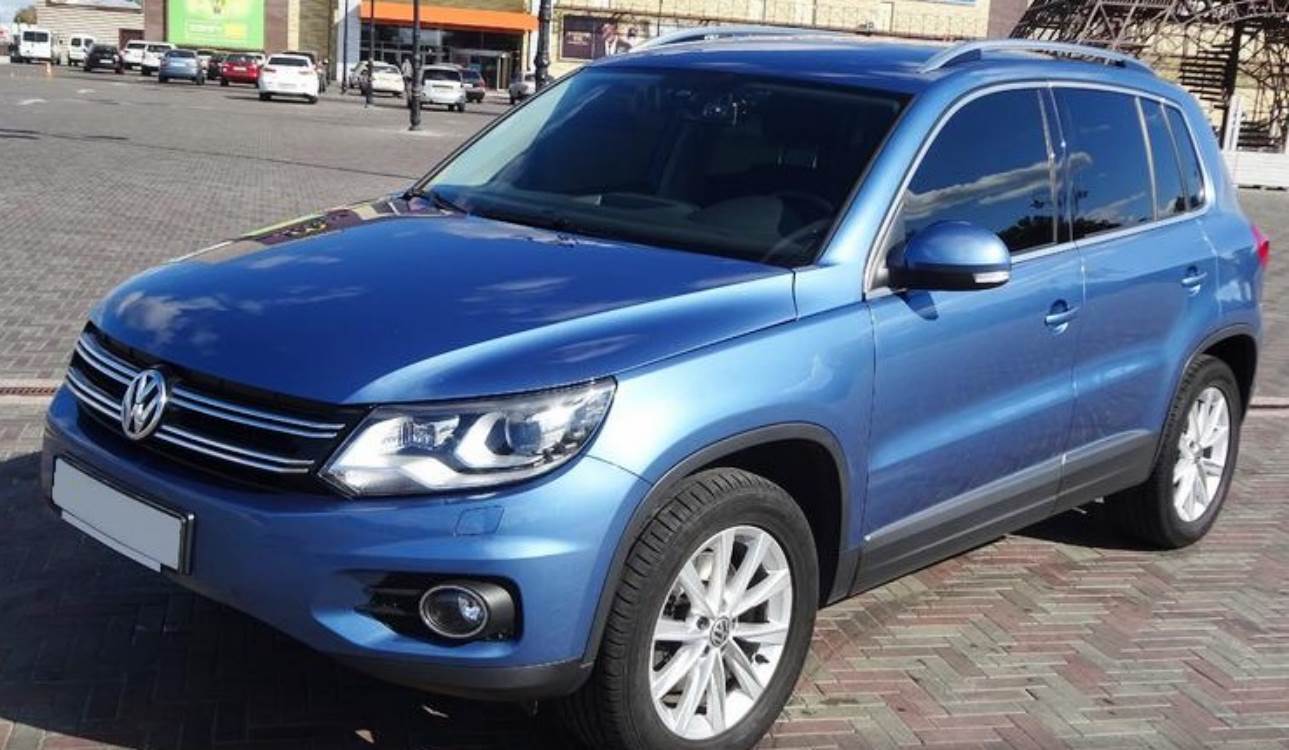 Фольксваген Тигуан спереди на улице
