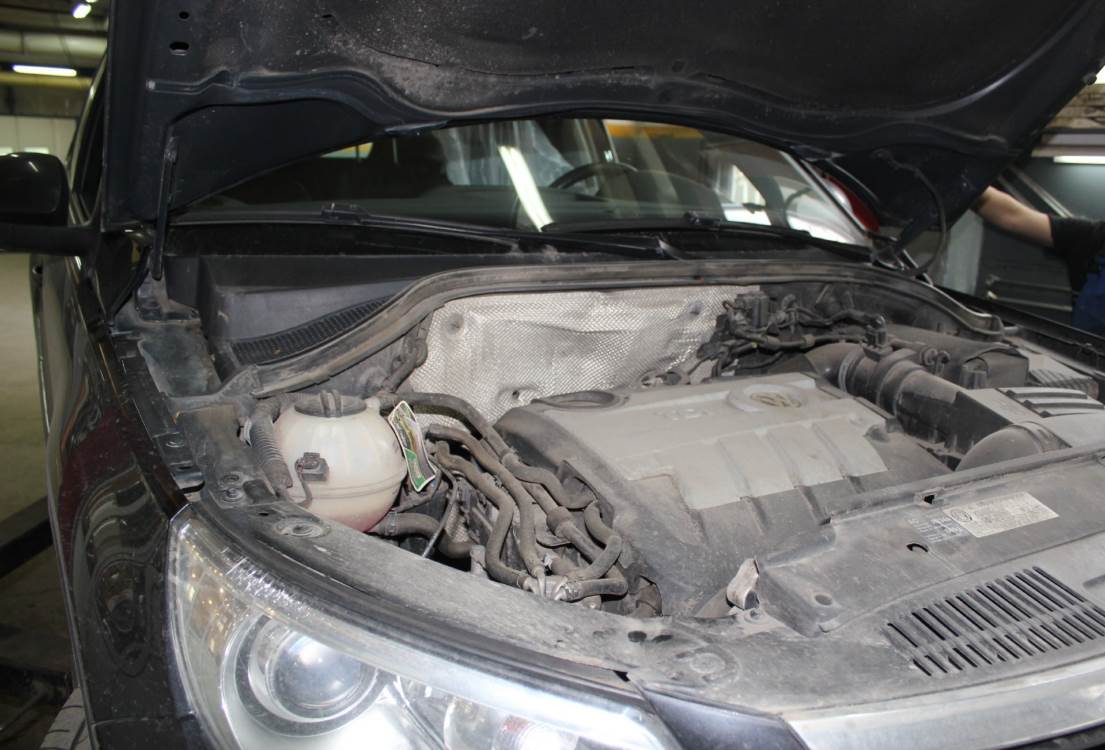 дизельный Тигуан с открытым капотом