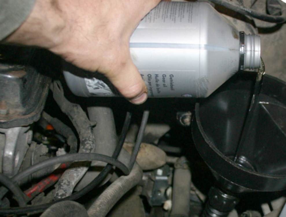 залив масла в МКПП