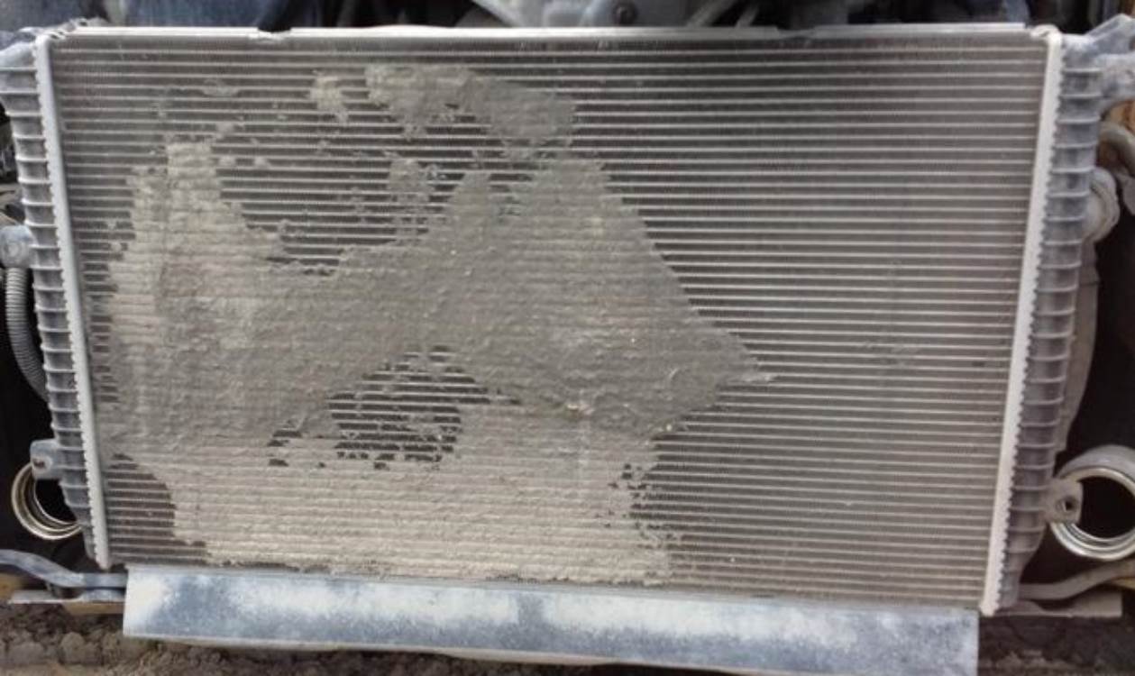 грязный радиатор охлаждения