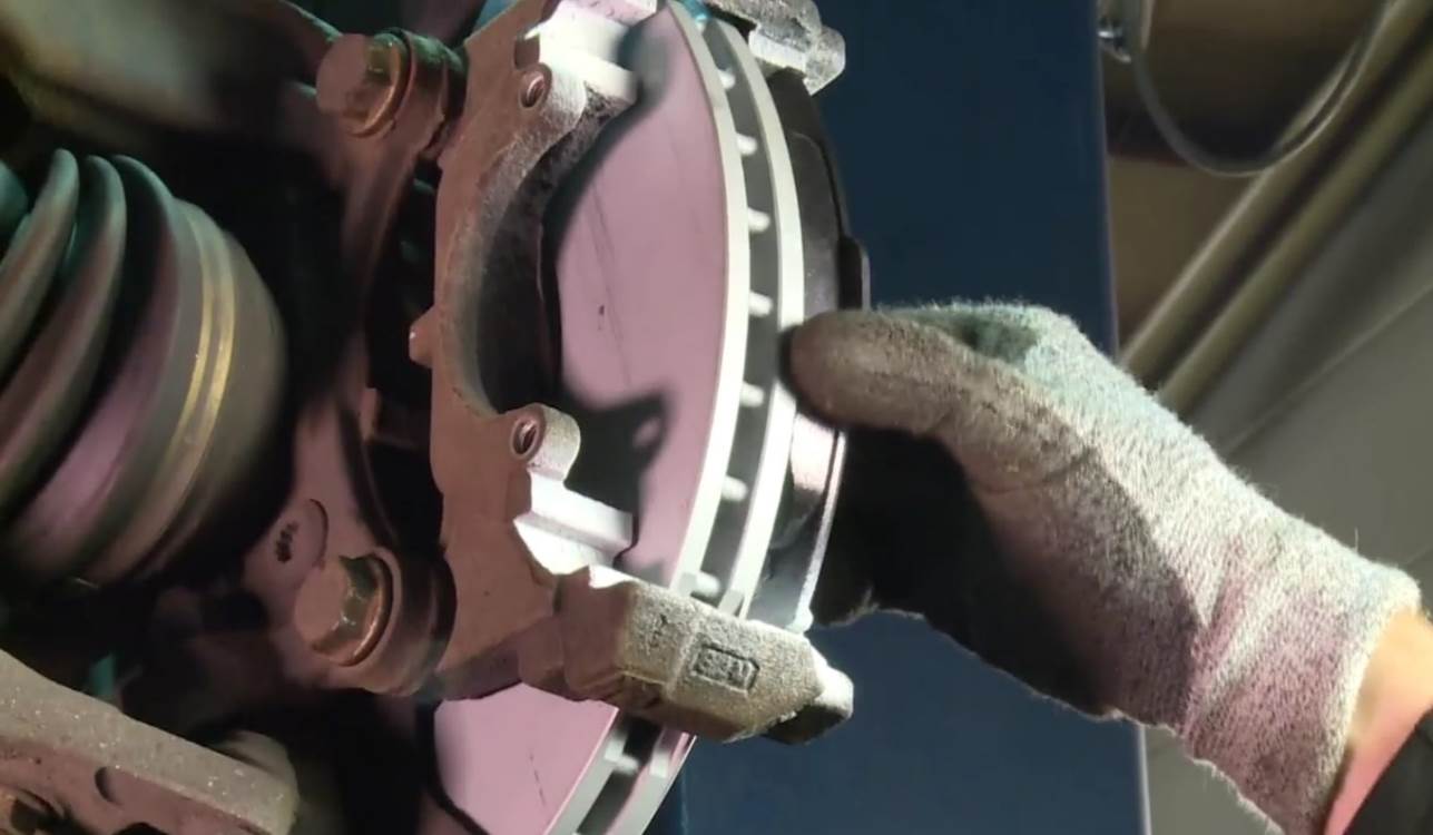 разобранный суппорт на Фольксвагене