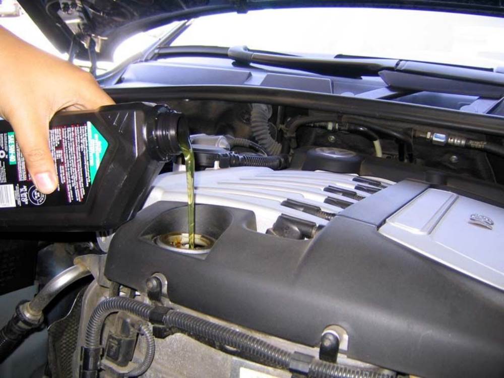 заливаем новое масло в двигатель Туарега