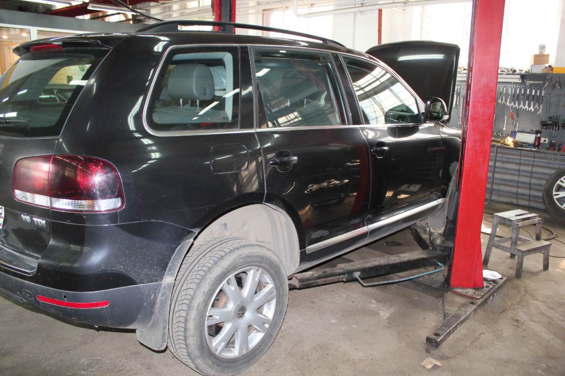 Фольксваген Туарег на подъемнике в техцентре