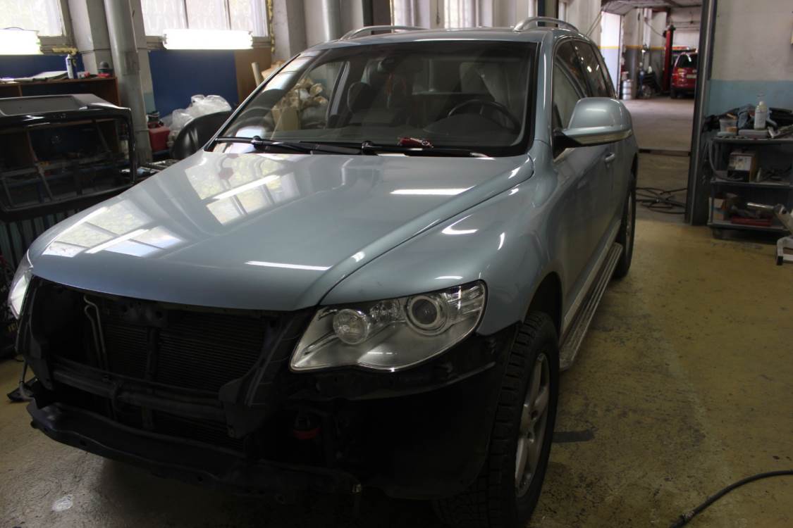 Фольксваген Туарег в ремзоне автосервиса