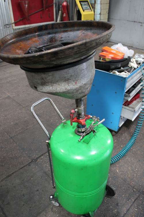 сливаем старое масло с двигателя