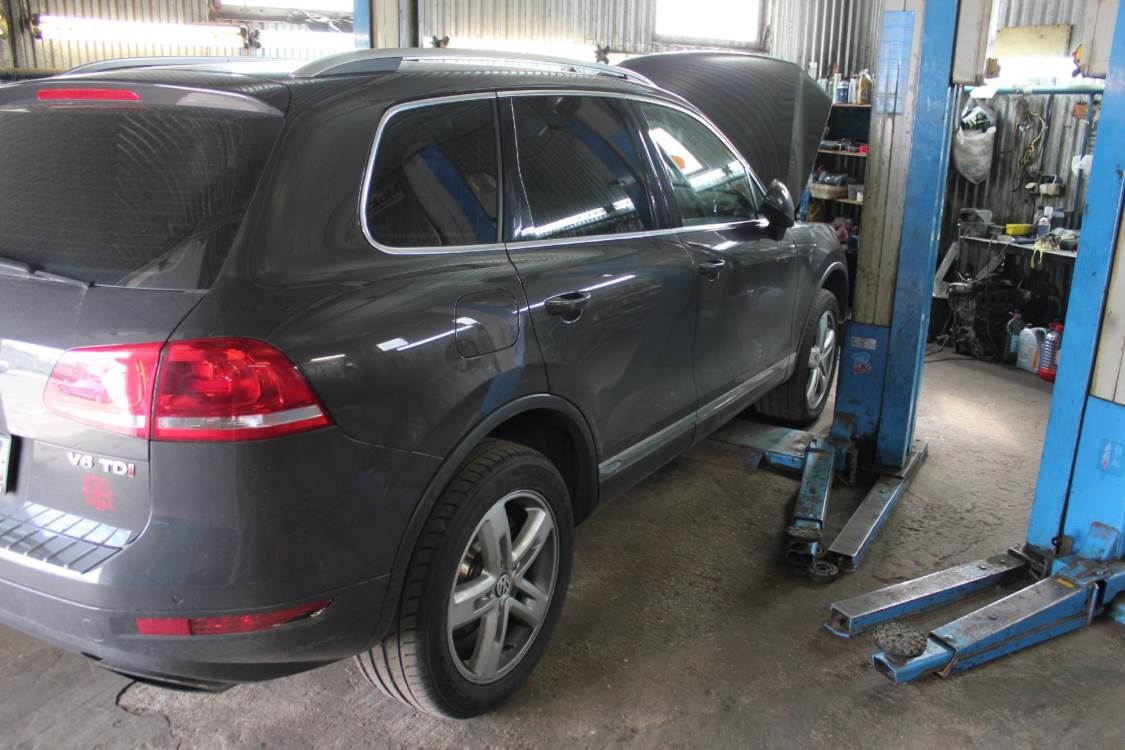 Туарег на подъемнике в СТО