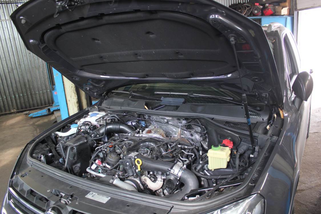 Фольксваген Туарег с открытым капотом