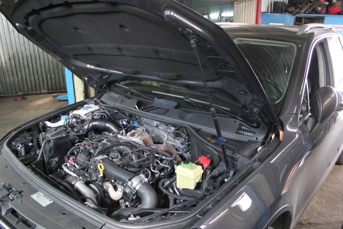 открыли капот на Туареге