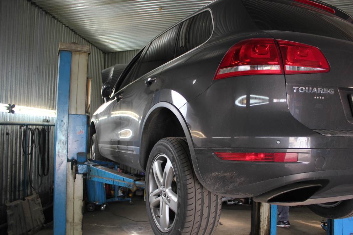 Фольксваген Туарег в автосервисе на подъемнике