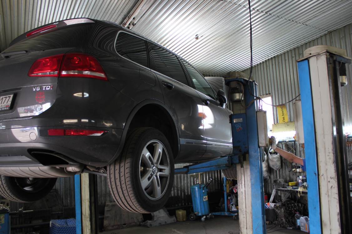 Фольксваген Туарег на подъемнике на СТО