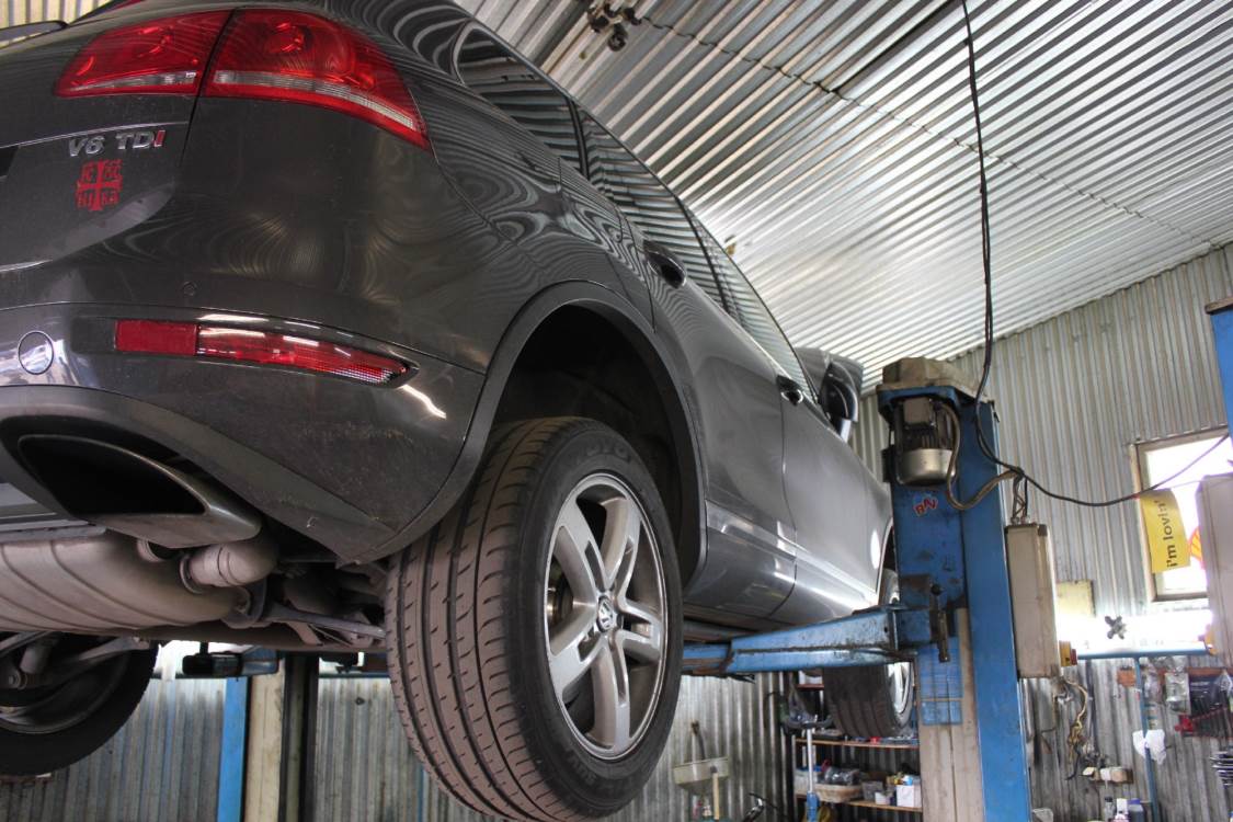 Фольксваген Туарег на подъемнике в сервисе