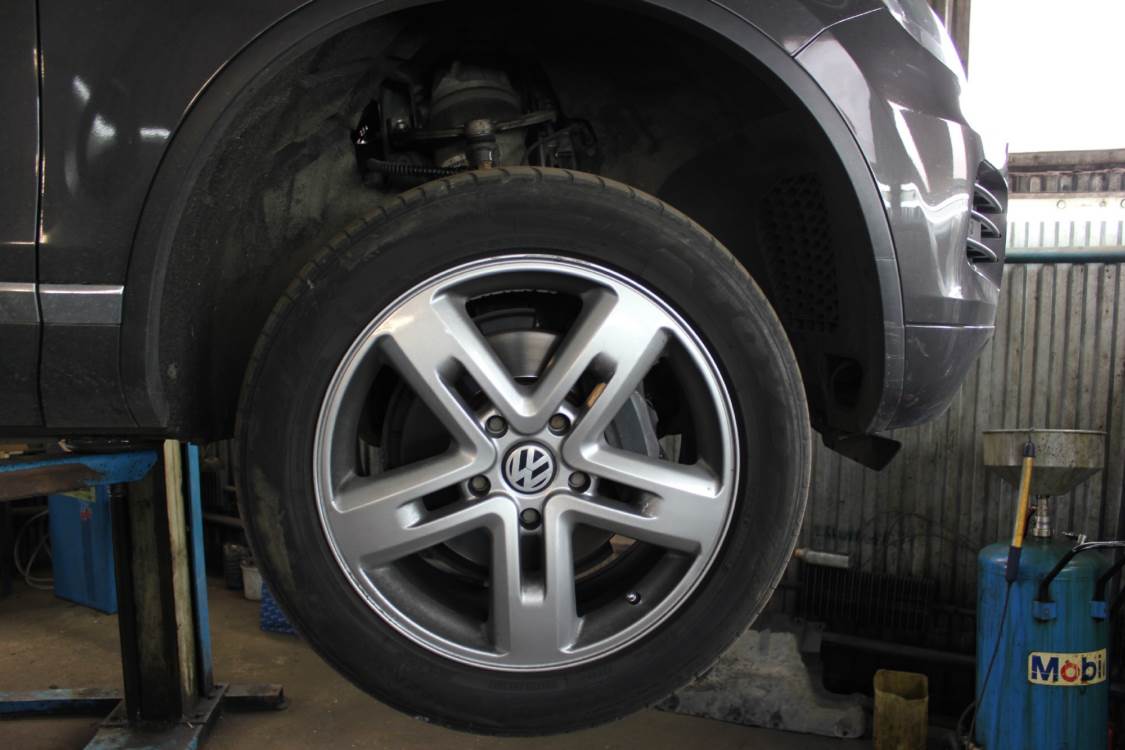 колесо Фольксвагена Туарега на подъемнике