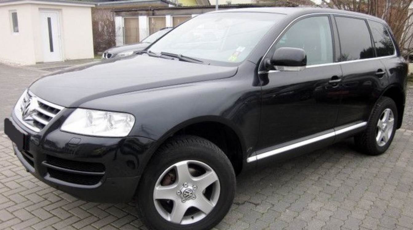 Фольксваген Туарег на улице