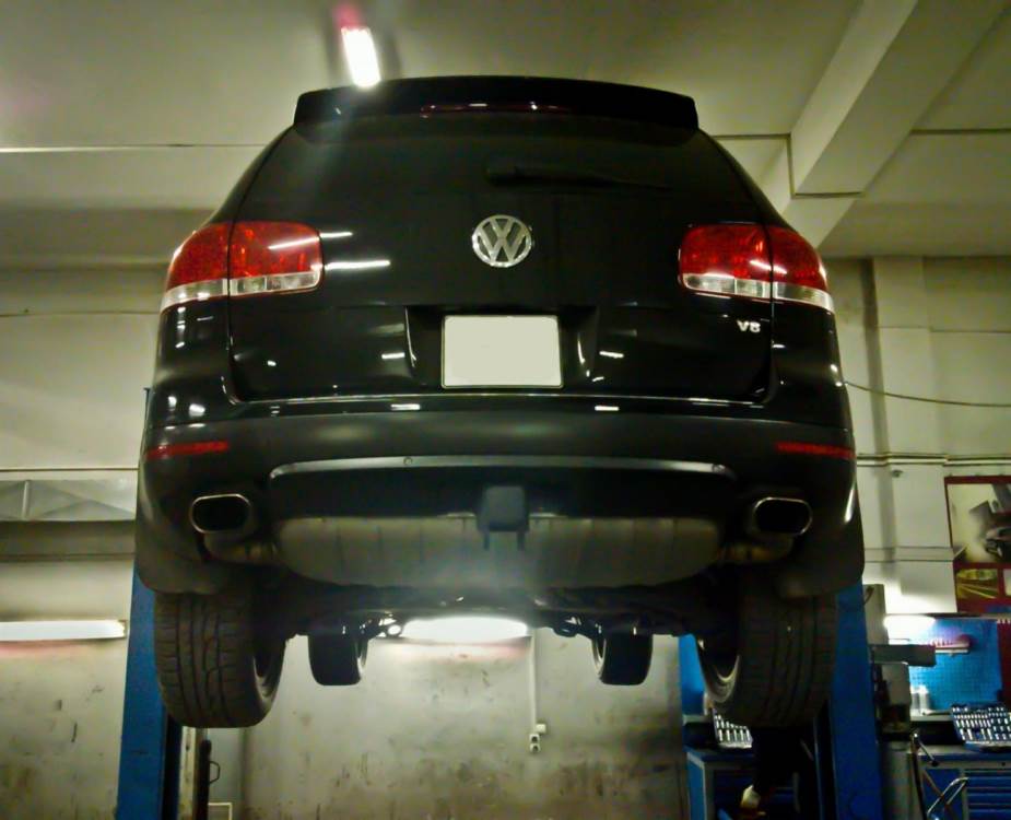 Фольксваген Туарег на подъемнике