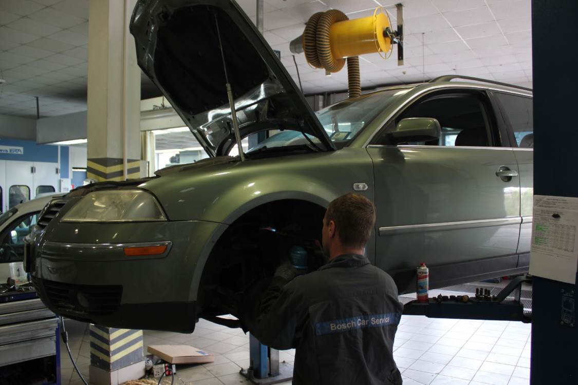 Пассат Б5 на подъемнике в автосервисе