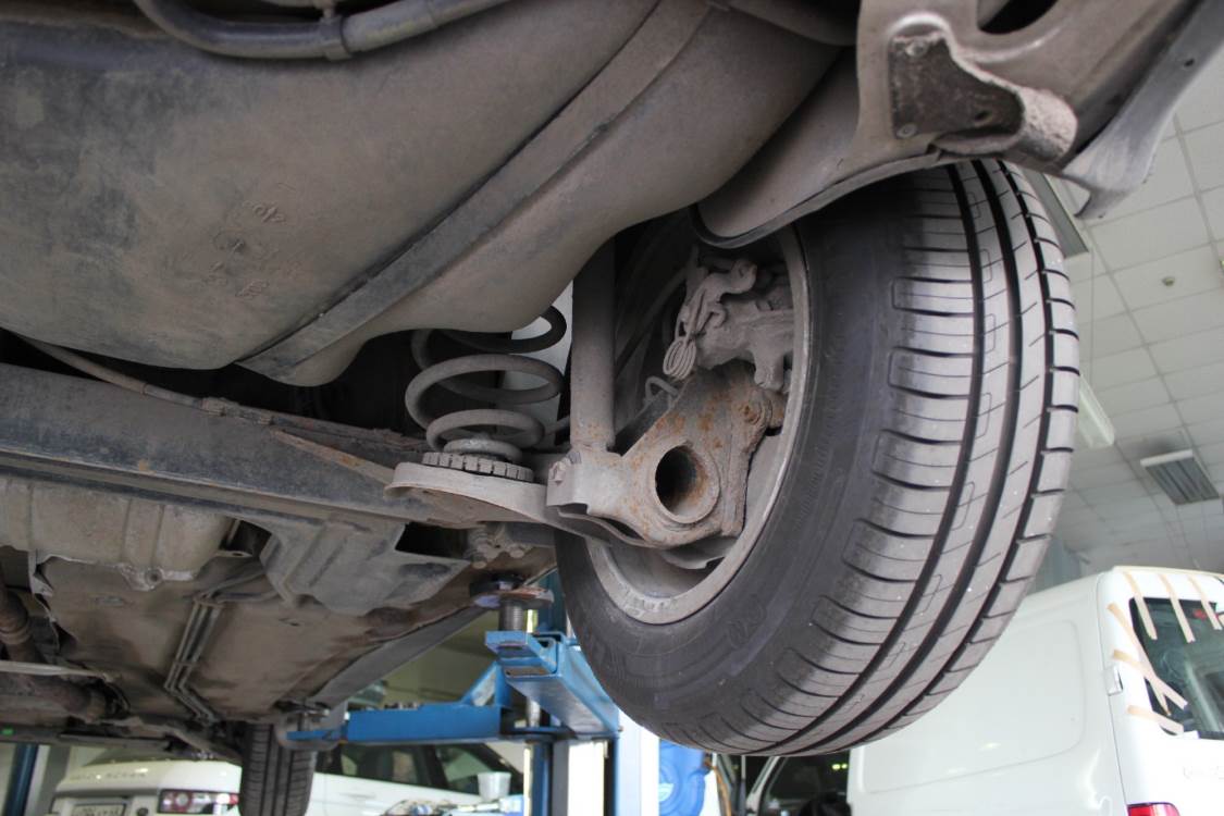 проверка Фольксваген Пассата на подъемнике