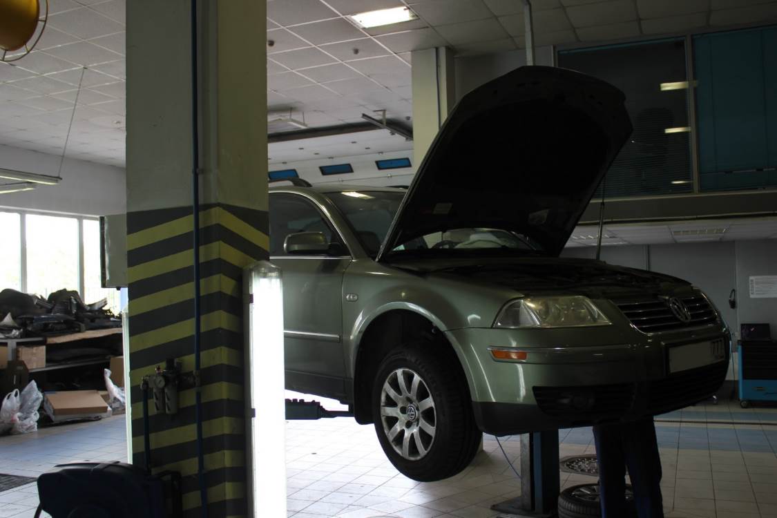 Пассат Б5 на подъемнике